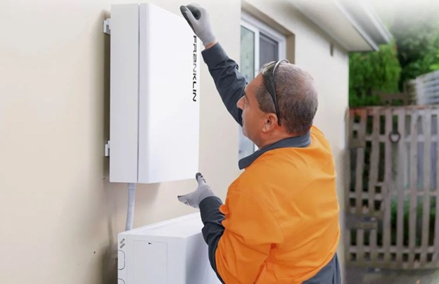pvmagazineusa's tweet image. Ann Arbor launches first-of-its-kind city direct purchase of residential solar and storage dlvr.it/TSJQ7W #SolarEnergy #USEnergy #EnergyStorage