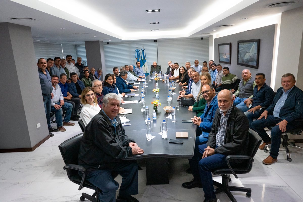 REUNIÓN CON INTENDENTES Y PRESIDENTES DE COMISIONES DE FOMENTO

Esta mañana recibimos en Casa de Gobierno a intendentes y presidentes de Comisiones de Fomento de la provincia, junto a ministros del gabinete provincial.

Allí, los mandatarios municipales manifestaron su repudio y