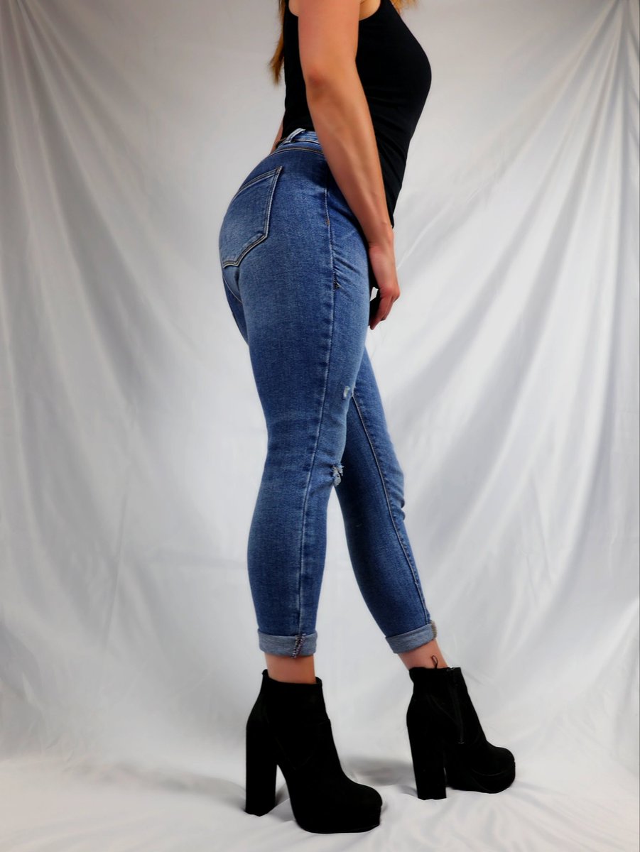 FemdomJozi's tweet image. 💙🔥

#jeans #healthy #socks #gymgirl