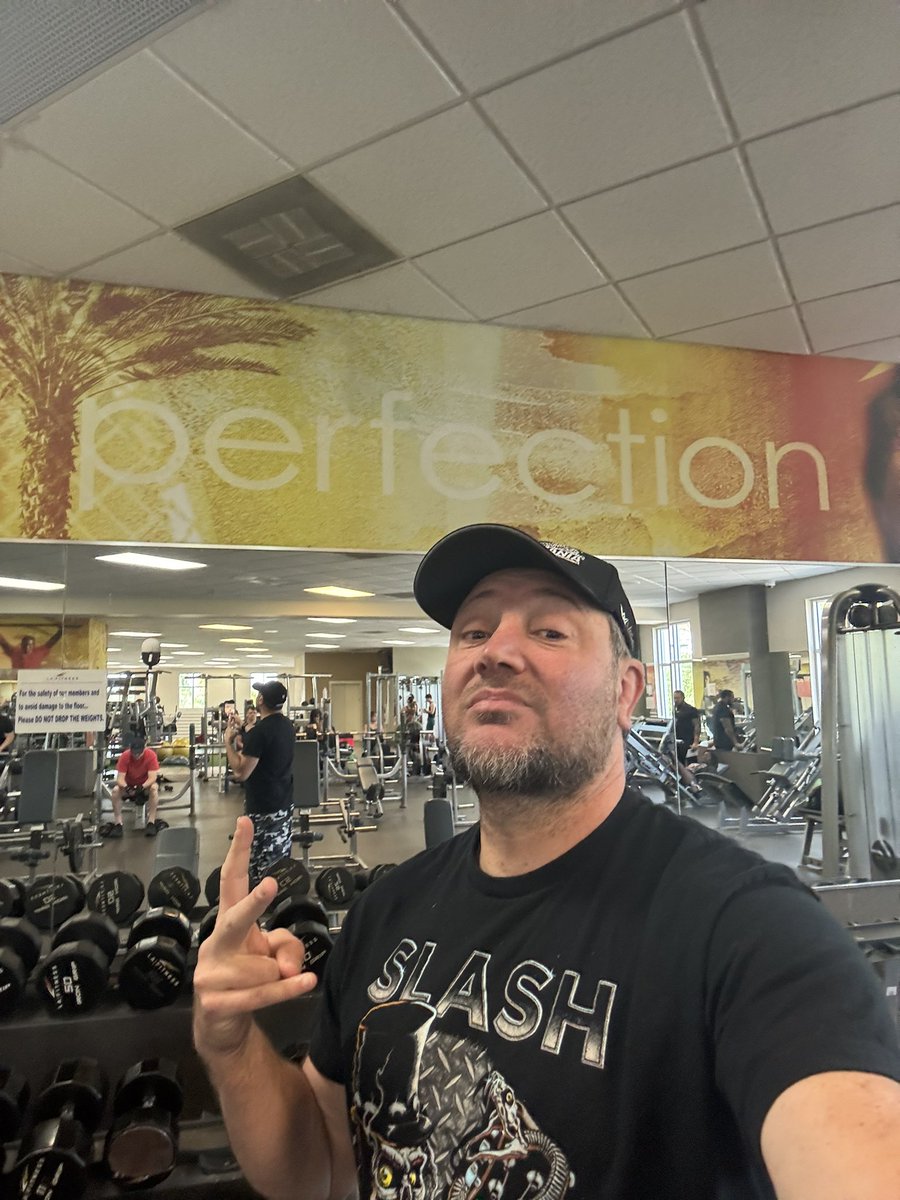 JIVANS13's tweet image. Yeah seeing @gunsnroses at the @HardRockHolly tonight has me all sorts of hyped during this workout!! @Slash @DuffMcKagan #gunsnroses #hardrock