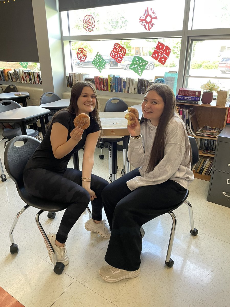 AndersonRaptors's tweet photo. The AMAZING @AHSPTO strikes again!! Student and staff appreciation- donuts for the students, sweet sodas for the staff!! We are feeling the love as state testing winds down and AP ramps up!! #AHSisFAMILY https://t.co/LueXs3WQ8A