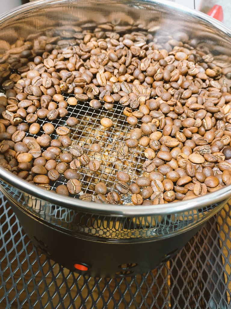 コーヒー豆を冷やすやつAmazonで買ってみたけど最初から買えばよかった
必死にうちわでパタパタして冷やして、泣きながらチャフ掃除してたのに…