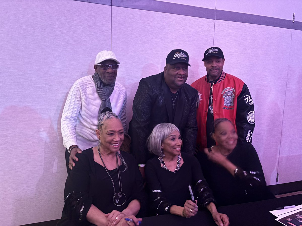 elassiter1's tweet photo. The Intruders featuring Lassiter and The Ladies of Skyy 🎼🎵🎶🎤🎤🎤🎤 https://t.co/2tgllbatpq
