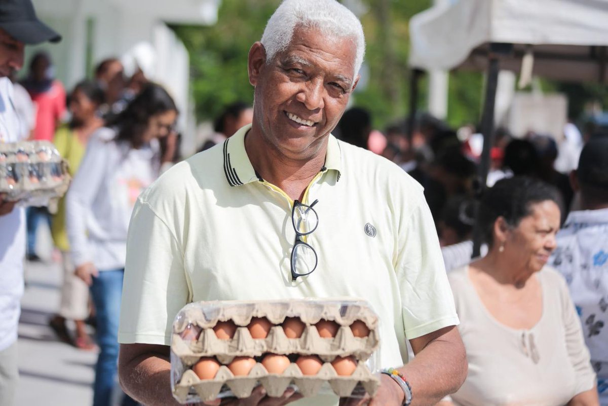 MinAgricultura's tweet image. #Agenda 📆| #ConDignidadCumplimos llevando huevos comprados a nuestros avicultores 👩🏽‍🌾 de #Cundinamarca hasta las mesas de familias en San Juan del César (#LaGuajira).☀️ 

Para ellas, estos alimentos representan dignidad, esperanza y una mejor nutrición. 🙋🏾‍♀️🙋🏽‍♀️

¡La