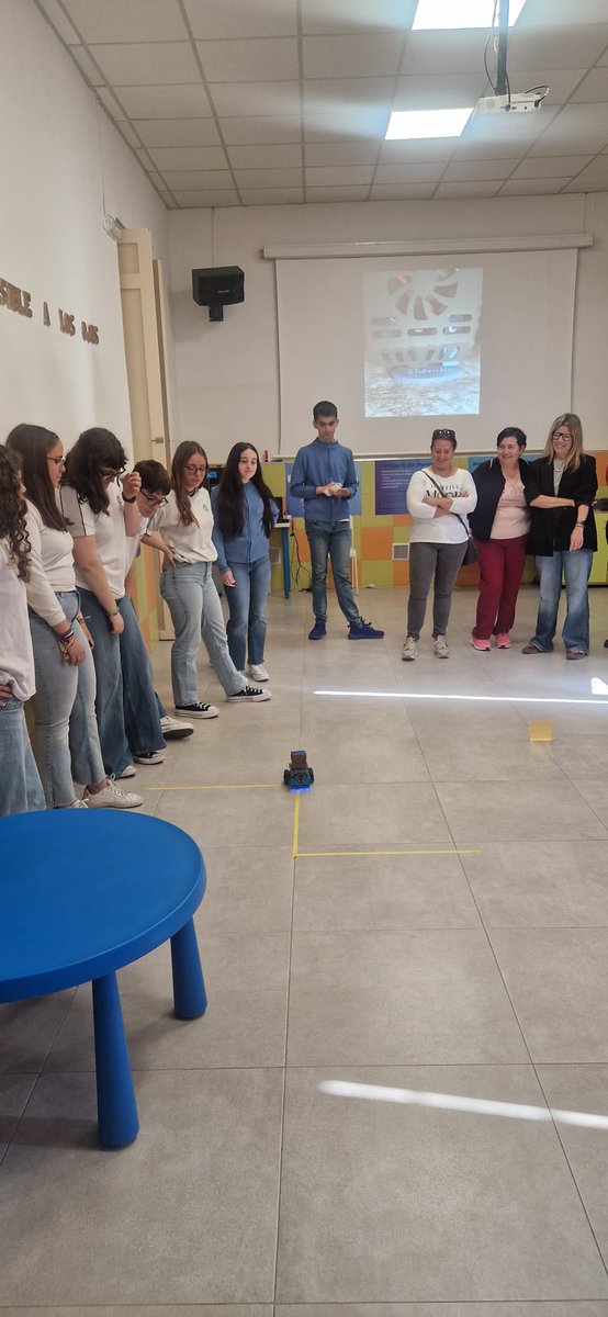milagrosablanca's tweet photo. Ha sido un placer mostrar el esfuerzo, la ilusión y el trabajo que los alumnos han dedicado en preparar y exponer sus trabajos durante la Semana Cultural. ⚗️📚
#colegiosHHCC #LaMilagrosaBlanca https://t.co/9PciwBlw0Y