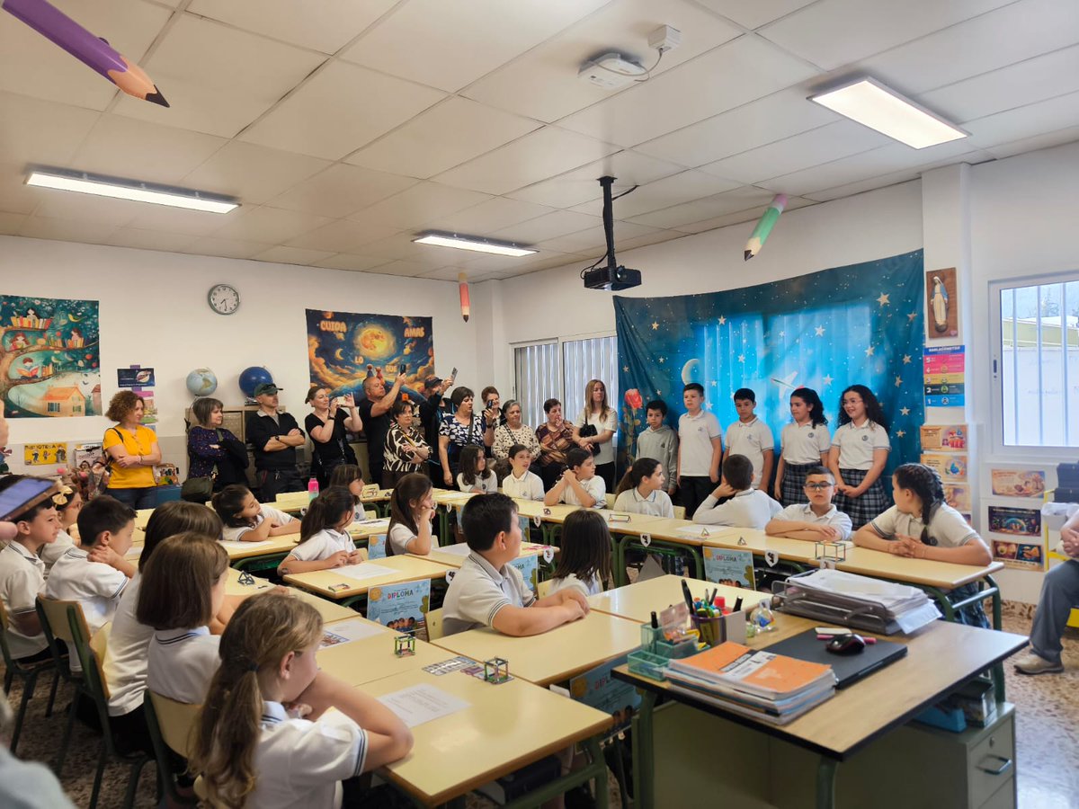 milagrosablanca's tweet photo. Ha sido un placer mostrar el esfuerzo, la ilusión y el trabajo que los alumnos han dedicado en preparar y exponer sus trabajos durante la Semana Cultural. ⚗️📚
#colegiosHHCC #LaMilagrosaBlanca https://t.co/9PciwBlw0Y