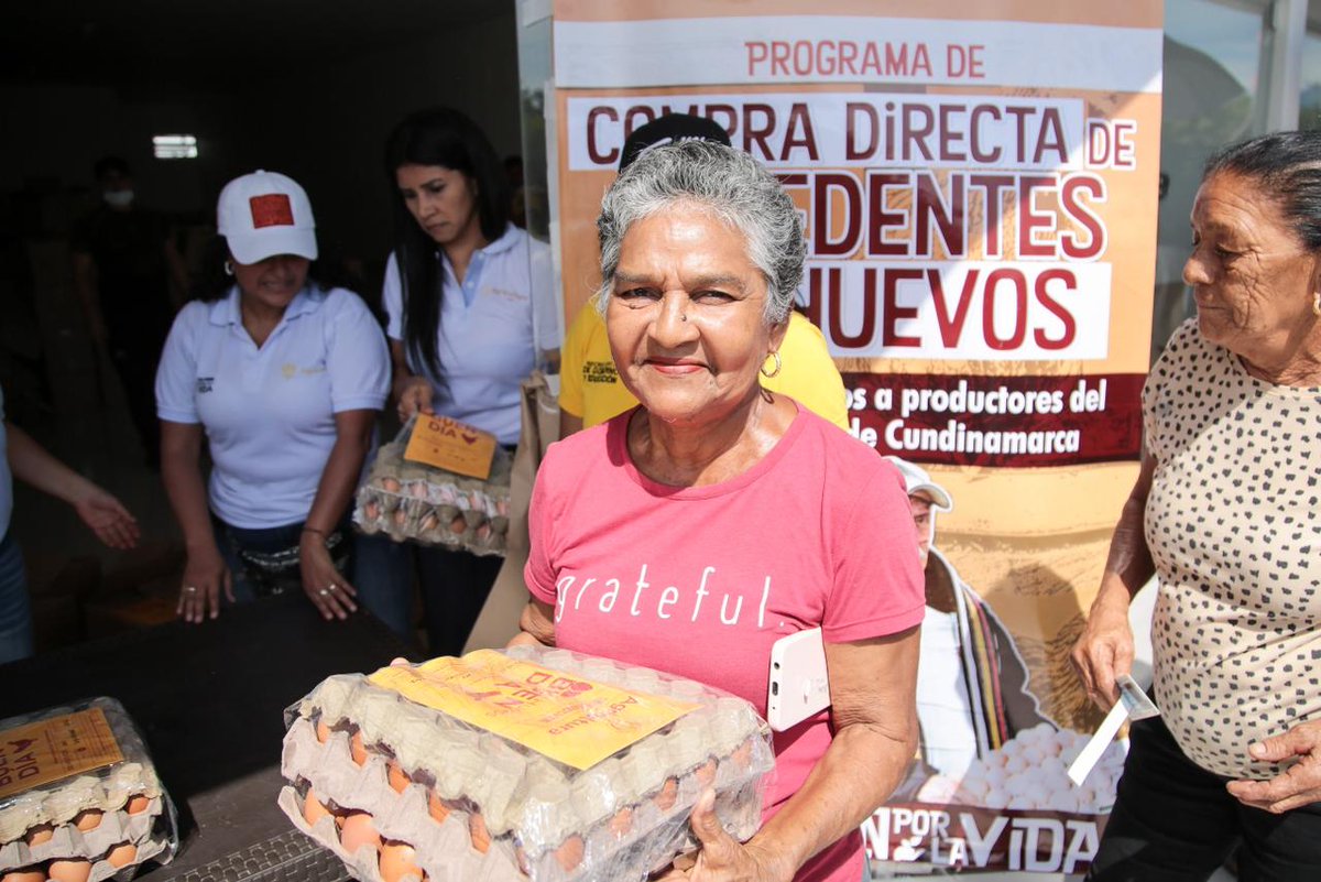 MinAgricultura's tweet image. #Agenda 📆| #ConDignidadCumplimos llevando huevos comprados a nuestros avicultores 👩🏽‍🌾 de #Cundinamarca hasta las mesas de familias en San Juan del César (#LaGuajira).☀️ 

Para ellas, estos alimentos representan dignidad, esperanza y una mejor nutrición. 🙋🏾‍♀️🙋🏽‍♀️

¡La