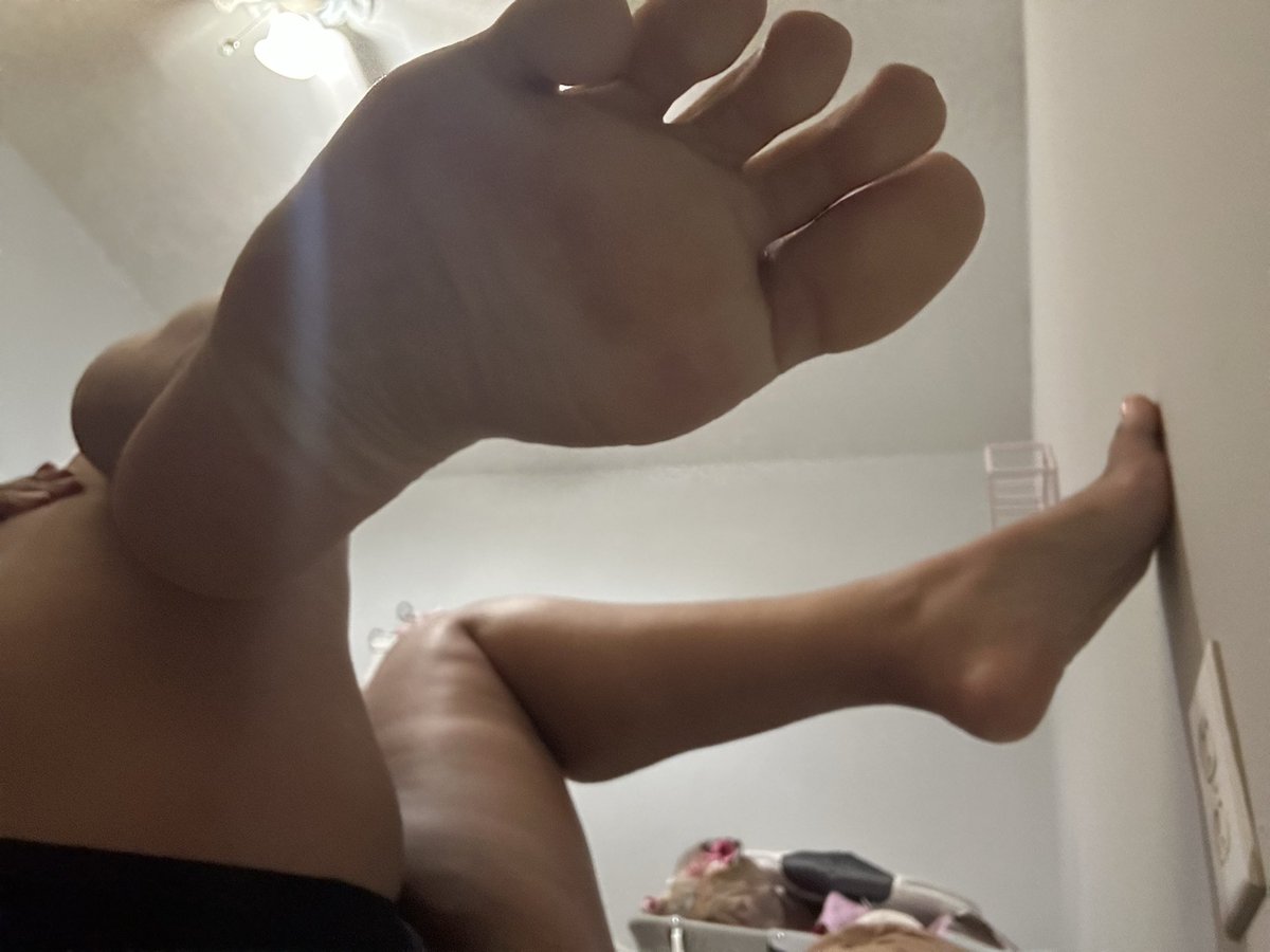 CookieCrumfeet's tweet photo. Worship my soles 😈
-
-
-
#feet #feetfetısh #feetworshi̇p #girlspeeing #girlhumping #soles #paypig #sugar_baby #foot #footfetısh https://t.co/0POgGyzEgX