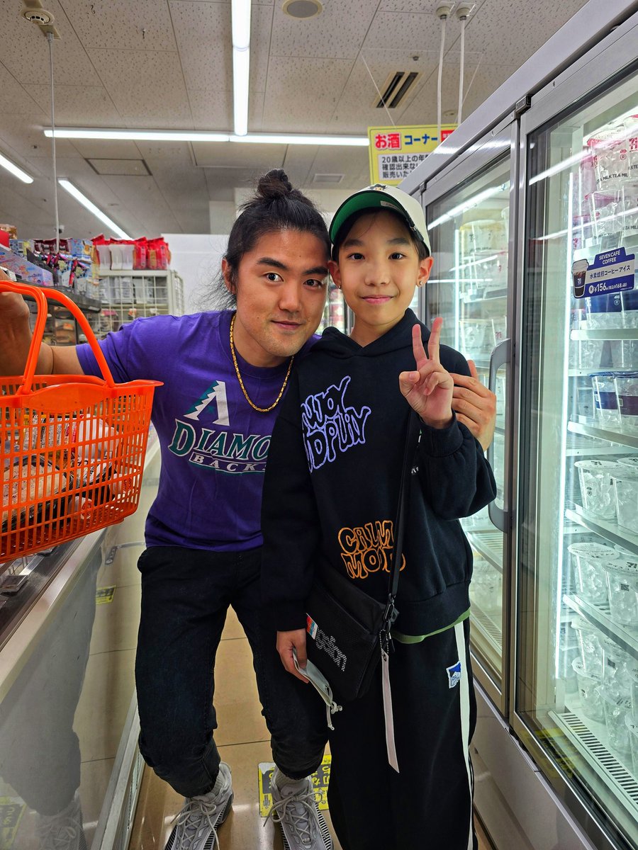 ELITE_Martinski's tweet image. Out here grabbing something at 7-Eleven and suddenly I see
two of my favorite players, @holyknee and @tekkenchanel
Didn’t expect that at all!
EVO moments are crazy.
#EVOJapan #Martinski #Tekken #T8