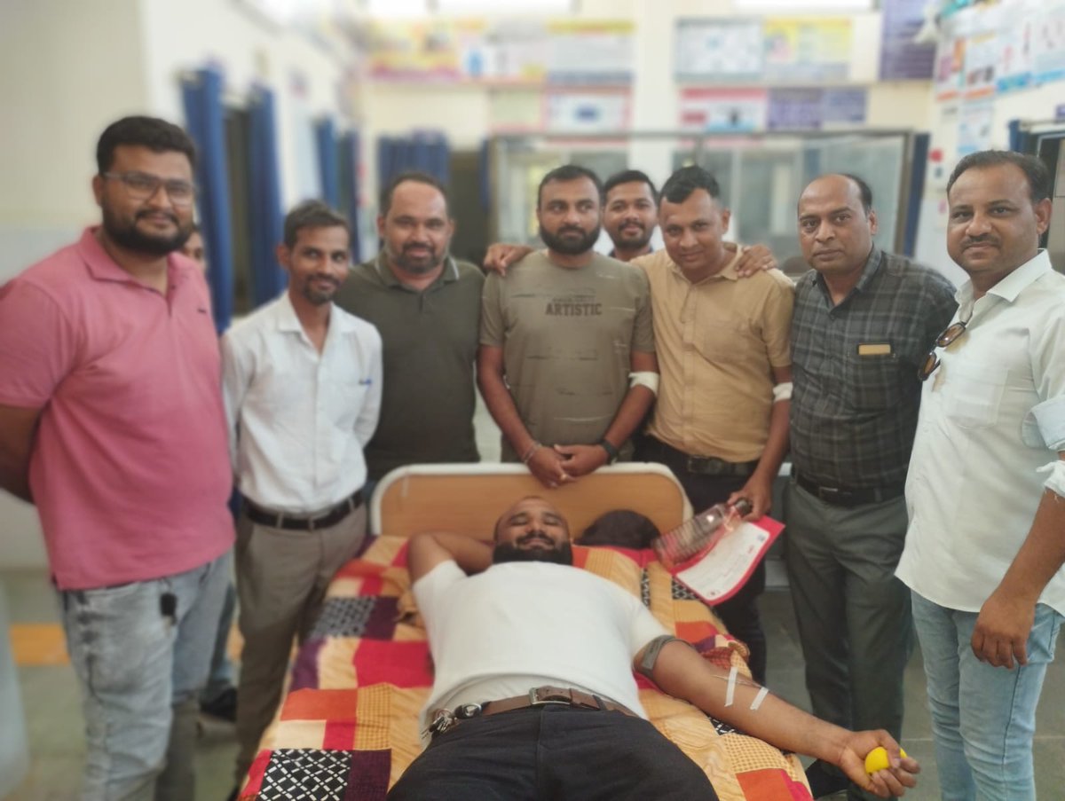 CdhoSabarkantha's tweet image. ખેડબ્રહ્મા ના ઊંચી ધનાલ PHC ખાતે યોજાયેલ રક્તદાન કેમ્પમાં વનબંધુ અંતરિયાળ વિસ્તારમાં જનજાગૃતિના પરિણામે 19 યુનિટ રક્ત એકત્રિત થયું.
ગ્રામ્ય જનતામાં વધતી જાગૃતિ અને સેવાભાવથી વધુને વધુ લોકો રક્તદાન માટે આગળ આવી રહ્યા છે.
 માનવતાની સુંદર પહેલ. 
#BloodDonation  #TribalArea #Humanity