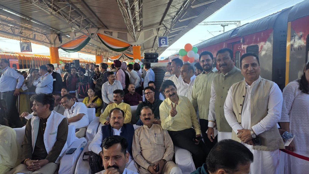 bjpjmudistrict's tweet photo. ऐतिहासिक वंदे भारत 🚆
📍 जम्मू–श्रीनगर
@nareshsinghbjp https://t.co/woaInRQ8jv