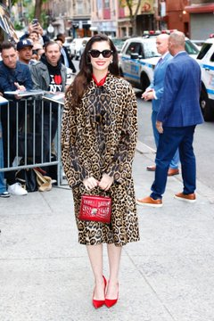 nne Hathaway at Tonight Show Starring Jimmy Fallon * Anne Hathaway at Live with Kelly and Mark * Anne Hathaway in New York CIty #AnneHathaway
<a href="/annehathaway/">Anne Hathaway</a>
📷 Via Todd Owyoung/NBC via Getty Images 📷 Via hawtcelebs