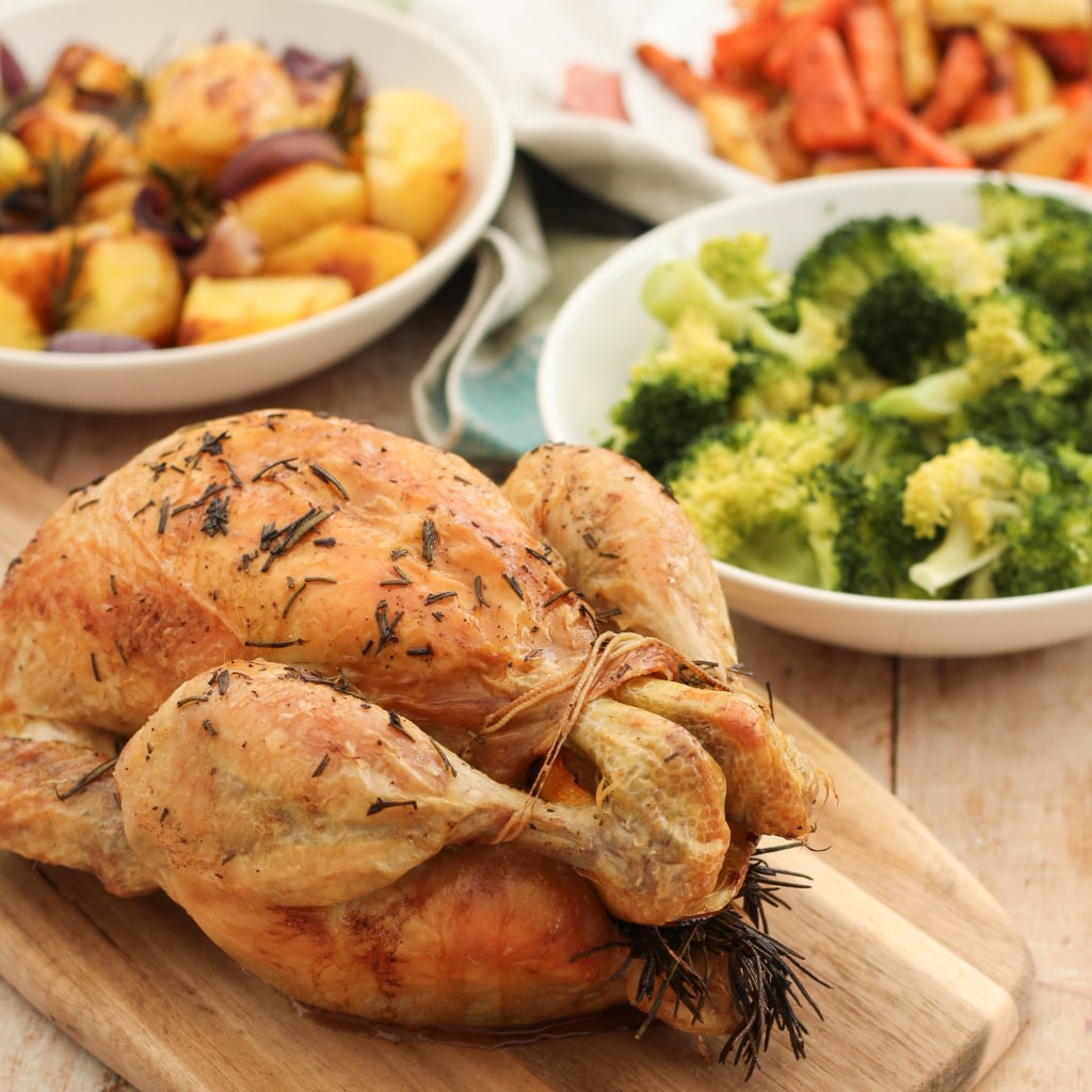 easypeasyfoodie's tweet image. An easy peasy, stress free version of Classic Roast Chicken and Homemade Gravy that anyone can make...and only 10 minutes hands on time!

RECIPE =&amp;gt; bit.ly/2HdYmFQ

#chicken #roastchicken #roastdinners #familydinners #easypeasyfoodie