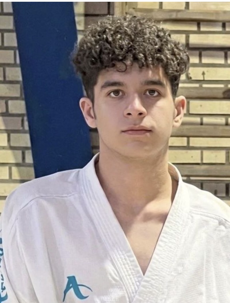 Den islamiska regimen har avrättat Sasan Azadvar.
Han var 21 år och tävlade i karate.

Sasan Azadvar greps under protesterna i januari.
Han hängdes under torsdagsmorgonen.
iranintl.com/en/liveblog/20…