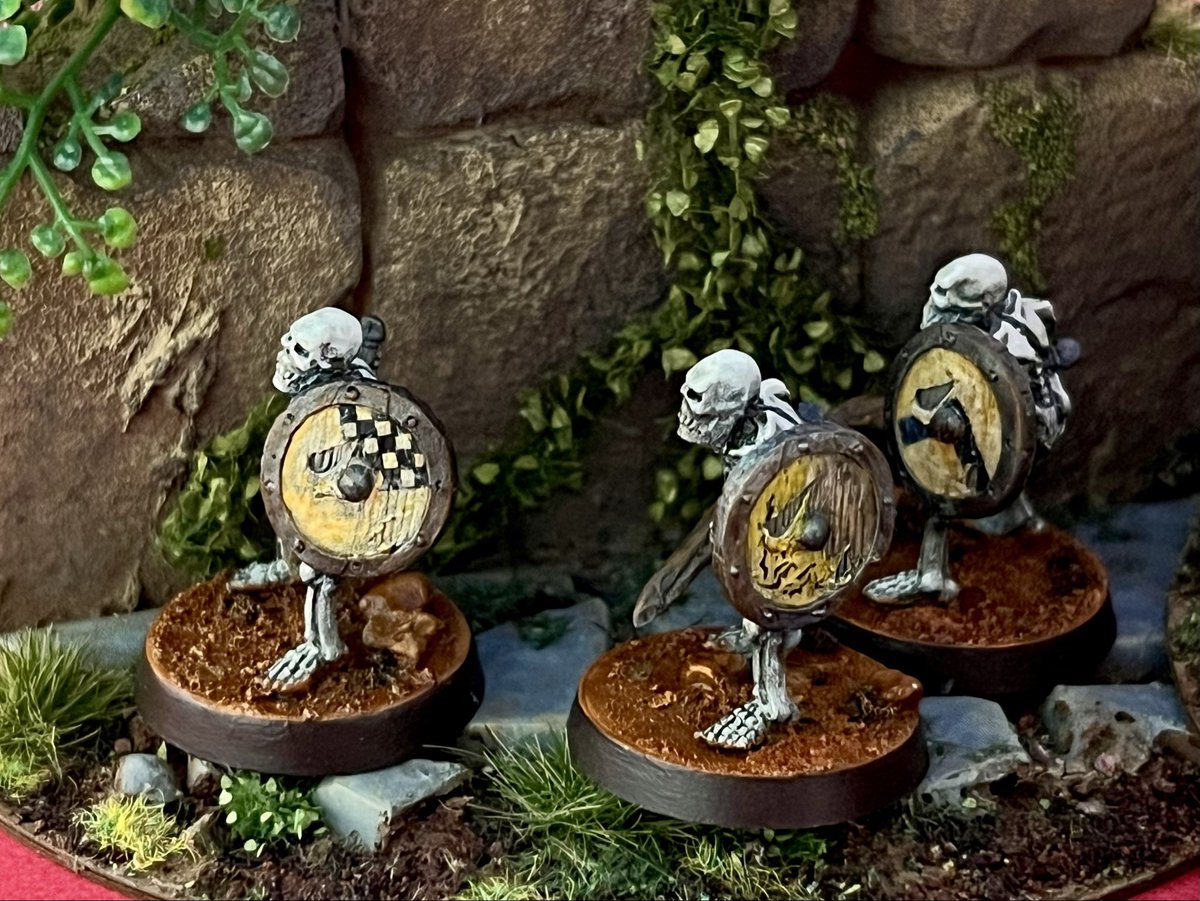 iuchx's tweet image. 「D&amp;amp;Dだしスケルトンは数欲しい。でも全く同じミニチュアは自軍に存在して欲しくない」そんなわがままを満たすべく、一部パーツの向きだけをいじってマイナーバリアントを作ってみました。
地味すぎて"間違い探し"状態だけど…どうでしょう？

#春のペイントまつり #dnd
