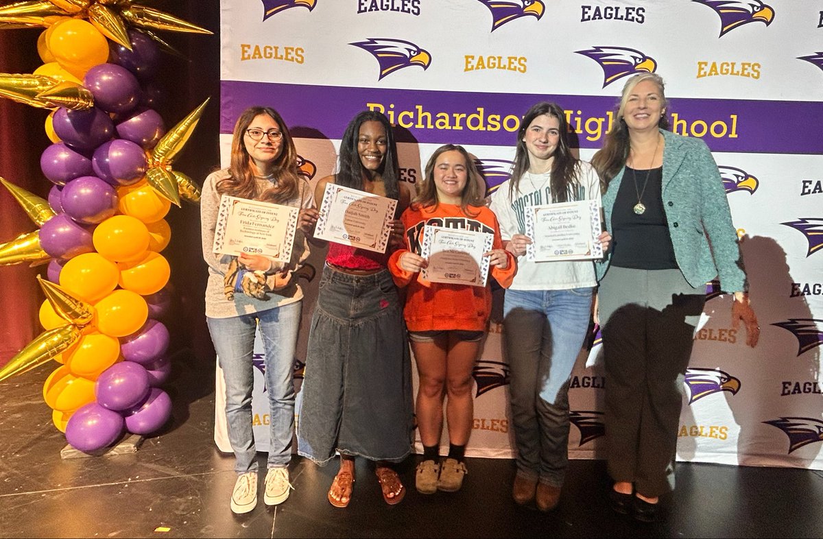 mrsvanfoster's tweet photo. @RichardsonHSArt we are so proud of our Art Magnet artists continuing to choose Visual Art as  their college major or minor!  Representing Fashion Art Institute, Coastal Carolina, Oklahoma State, and Lamar University. https://t.co/5tx71pg3ZA