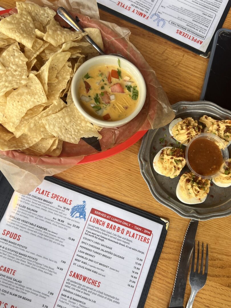 KeepAustinEatin's tweet photo. Want a perfect spot for BBQ and Views, which is also family friendly?  @countylinelake is one of our favorites in Austin!  #texasbbq #countylinebbq #nationalhealthykidsday https://t.co/HQfVRSDK8Z