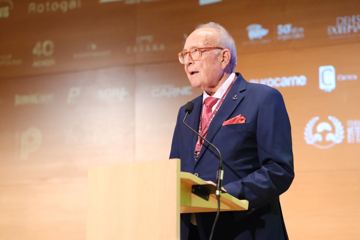 InterHam_'s tweet photo. Últimas palabras de Julio Tapiador, presidente del Congreso Mundial del Jamón antes de la clausura del XIII Congreso Mundial del Jamón https://t.co/IlS5LVezLX