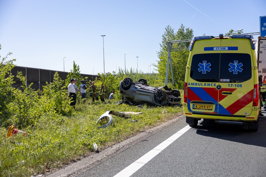 Dronken man crasht met kinderen in auto op A20 westlanders.nu/nieuws/dronken…