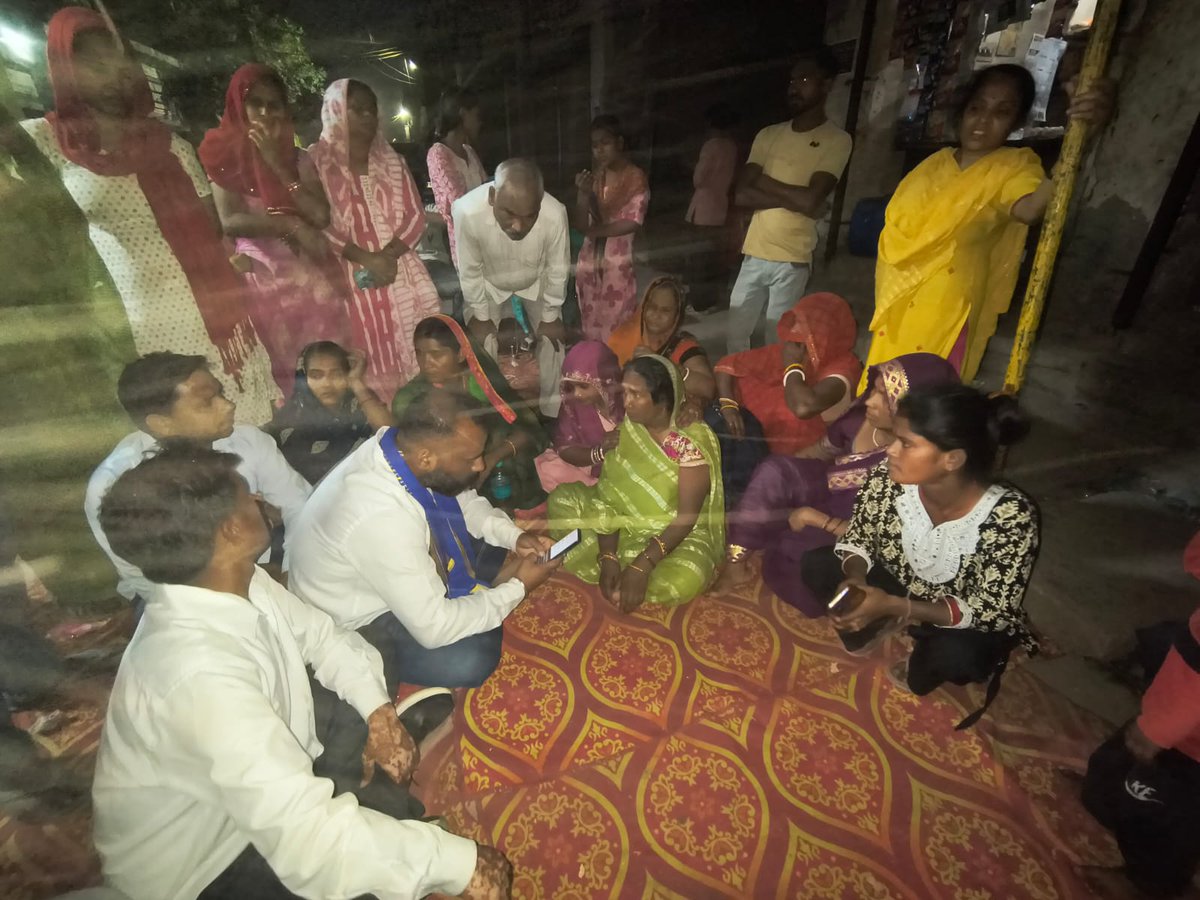 नजफगढ़–जाफरपुर में पांडव को “बिहारी” कहकर गोली मार का हत्या करना, बेहद गंभीर है। यह कानून और इंसानियत दोनों पर हमला <a href="/DCPDwarka/">DCP/Dwarka, Delhi</a>  है। भीम आर्मी की टीम अपने परिवार से मिलने पहुंची। <a href="/BhimArmyChief/">Chandra Shekhar Aazad</a>  कृष्ण जो घायल है उसका उचित उपचार हो!
दिल्ली सरकार और पुलिस तुरंत निष्पक्ष जांच करें,