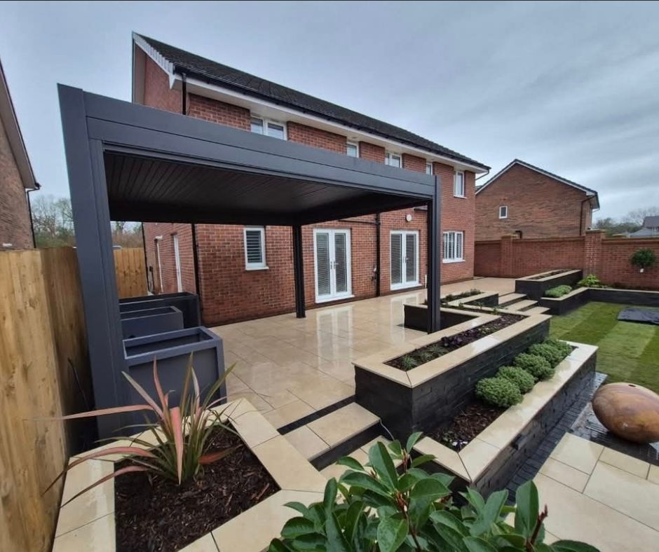 PSD_UK_LTD's tweet image. This gorgeous, two-tiered transformation from Salisbury Gardens &amp;amp; Driveways Ltd features our Ivory Cream porcelain with Blue Black Slate wall cladding 😍

☎️ 01909 768 760 

#paving #landscaping #porcelain #ivory #cream #mixed #sizes #blue #black #slate #cladding #uk #slabs
