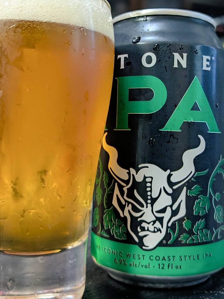 tornador69's tweet image. 今夜の2本目ビール。
久々のストーンIPA
惑星カミーゴ(a.k.a. 塚田屋ストアー)で採取。
近い将来、国内でストーンが手軽に買える夢は…(´Д⊂
グラスに注ぐとクリアな琥珀色、柑橘の香り、ガツーンと苦み、フルーティーな酸味、甘み。
めっちゃ美味い。
ごちそうさま🍺

#StoneBrewing
#StoneIPA 
#IPA
