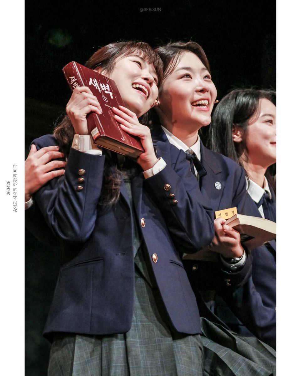 seesun_pic's tweet photo. 260426 뮤지컬 <A여고 사서의 영광과 비극> 막공 무대인사

명경 役 | #선유하
환희 役 | #김청아 https://t.co/i07NLN6gH9