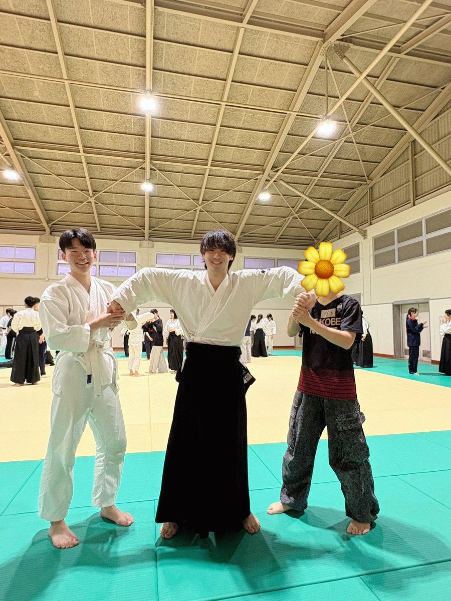 kobeaikido's tweet photo. 今日は17人の新入生が体験に来てくれて、なんと - ̗̀ 6人 ̖́- が入部してくれました！💘🎉
これで新入部員は18人目です❤️‍🔥😊
二教がかかることを不思議！と驚いてくれて、嬉しかったです🥰
⁡
#合気道 #神戸大学 #神大 #春から神大 #春から神戸大学 https://t.co/ijnt0d7NJ4