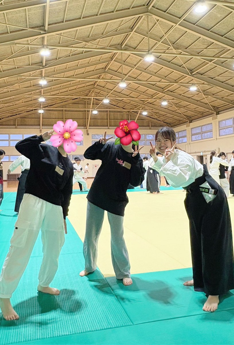 kobeaikido's tweet photo. 今日は17人の新入生が体験に来てくれて、なんと - ̗̀ 6人 ̖́- が入部してくれました！💘🎉
これで新入部員は18人目です❤️‍🔥😊
二教がかかることを不思議！と驚いてくれて、嬉しかったです🥰
⁡
#合気道 #神戸大学 #神大 #春から神大 #春から神戸大学 https://t.co/ijnt0d7NJ4