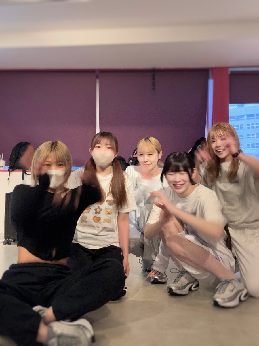 anone_krm's tweet photo. ラネガとわちゃん本日遂に
最後の振り入れ、ラストレッスンでした🥺

月に何度も会っていたのに
次のレッスンからいないなんて
寂しすぎる、ほんとに寂しすぎる。
ラストライブ絶対に
最後の勇姿を見届けないと！😭

怒涛の振り入れ、
みんなお疲れ様でした🥹 https://t.co/rqUOL3nFIE