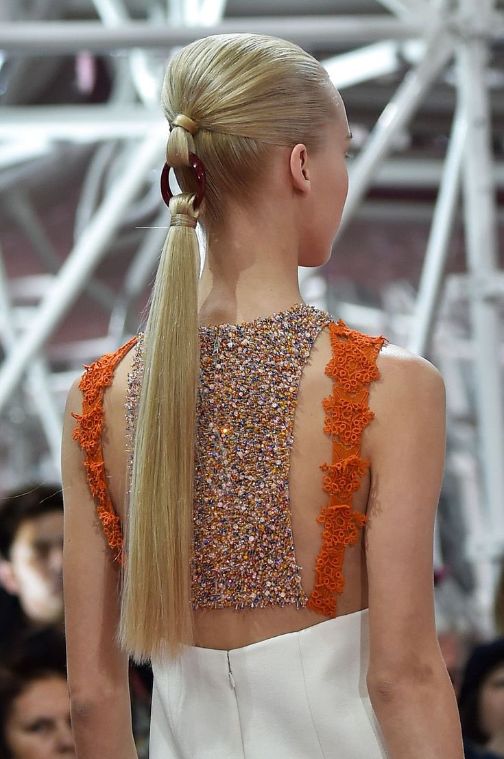 themehmooni's tweet image. She is a student of fashion. Dior Runway 2015.