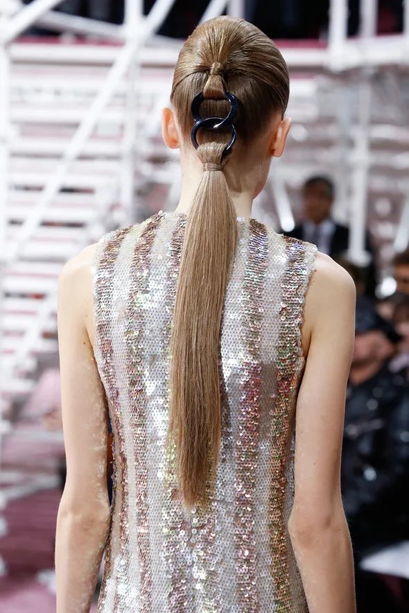 themehmooni's tweet image. She is a student of fashion. Dior Runway 2015.