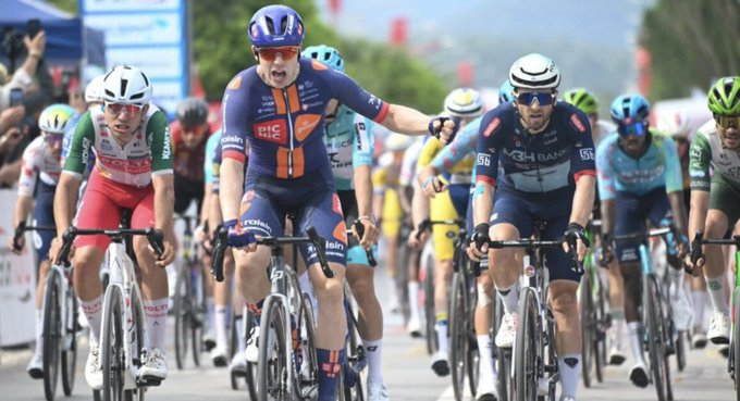 An American Werewolf In Cycling tweet media