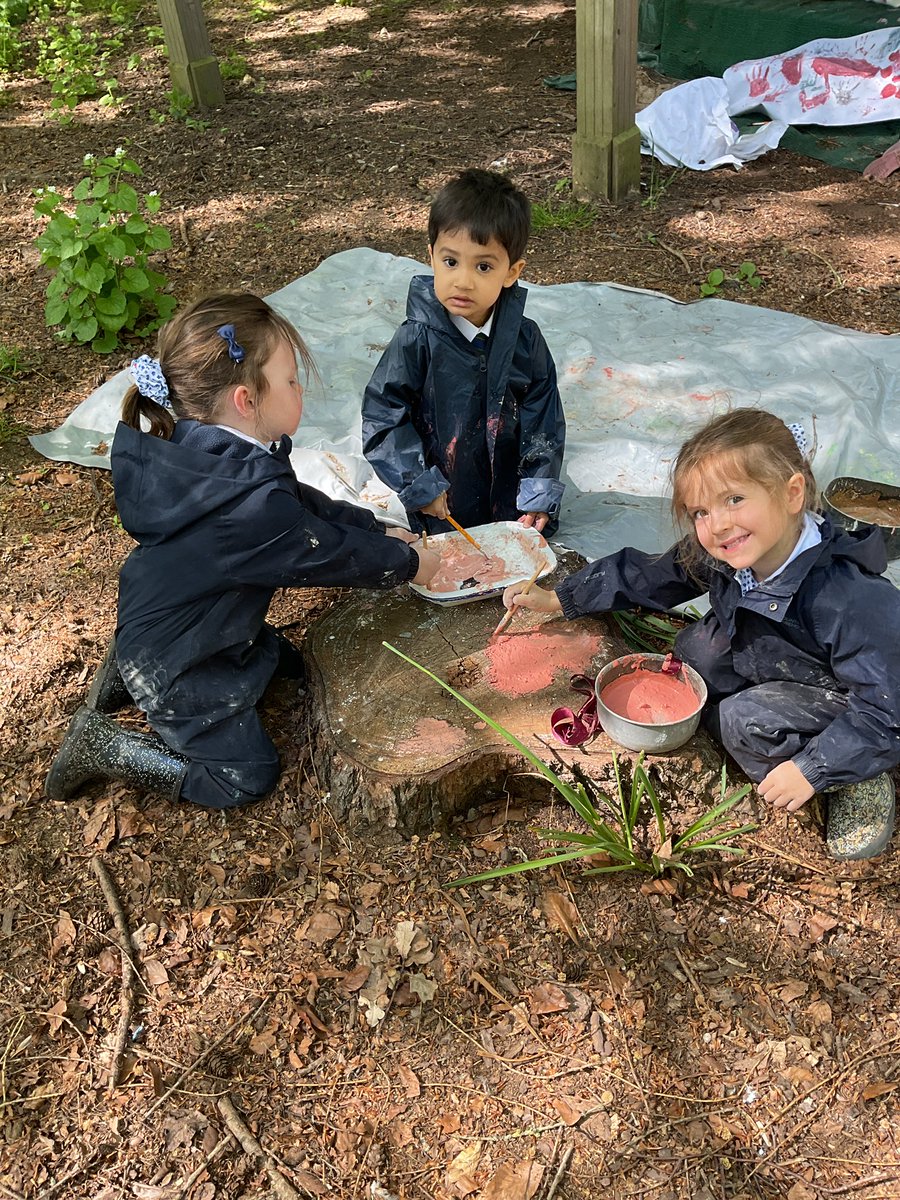 DoncasterEYFS's tweet image. Nursery used hammers and graters today to create their own beautiful paint from chalk and cornflour! 
#togetherwecan #forestschool