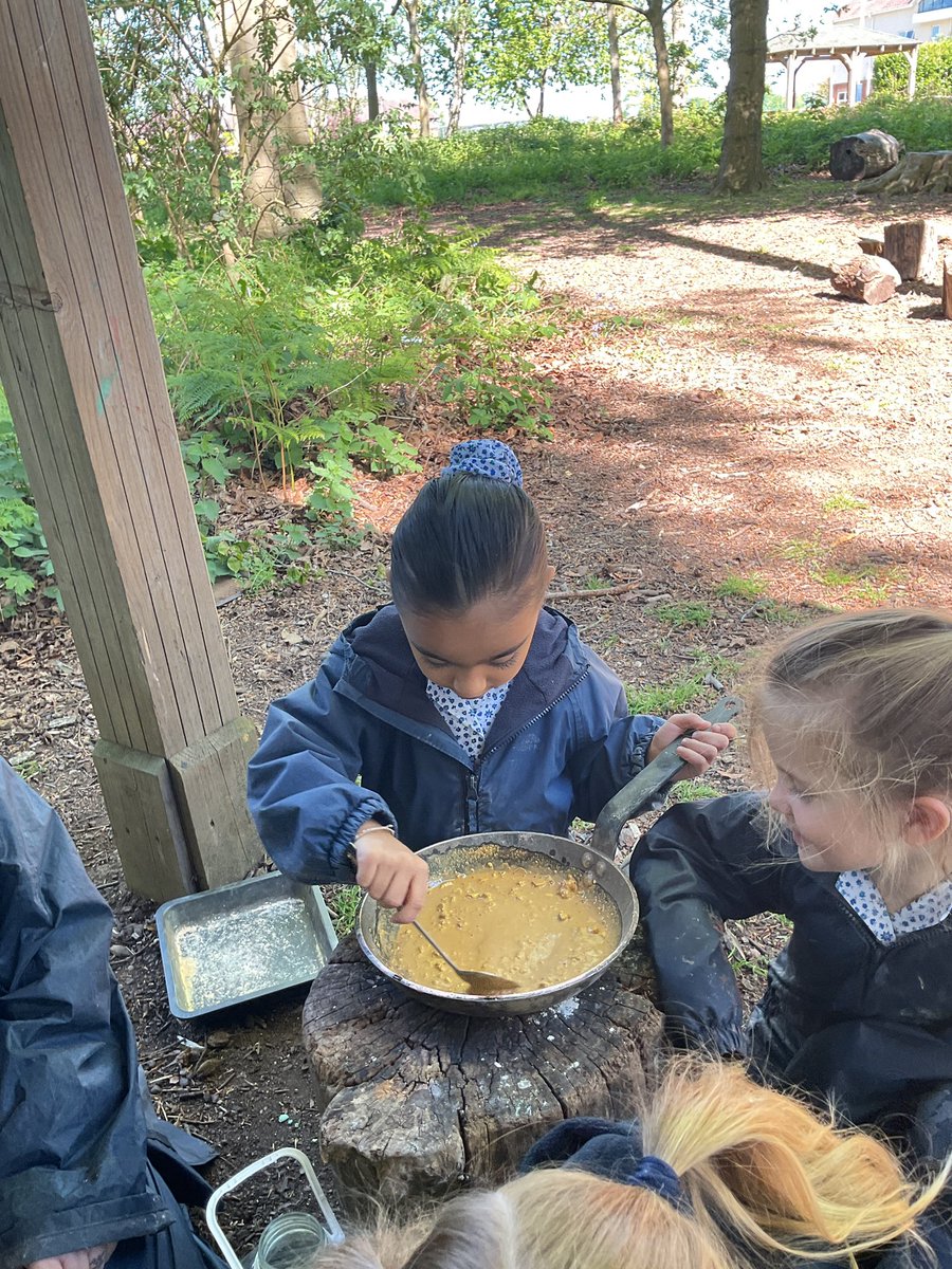 DoncasterEYFS's tweet image. Nursery used hammers and graters today to create their own beautiful paint from chalk and cornflour! 
#togetherwecan #forestschool