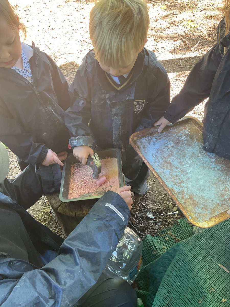 DoncasterEYFS's tweet image. Nursery used hammers and graters today to create their own beautiful paint from chalk and cornflour! 
#togetherwecan #forestschool