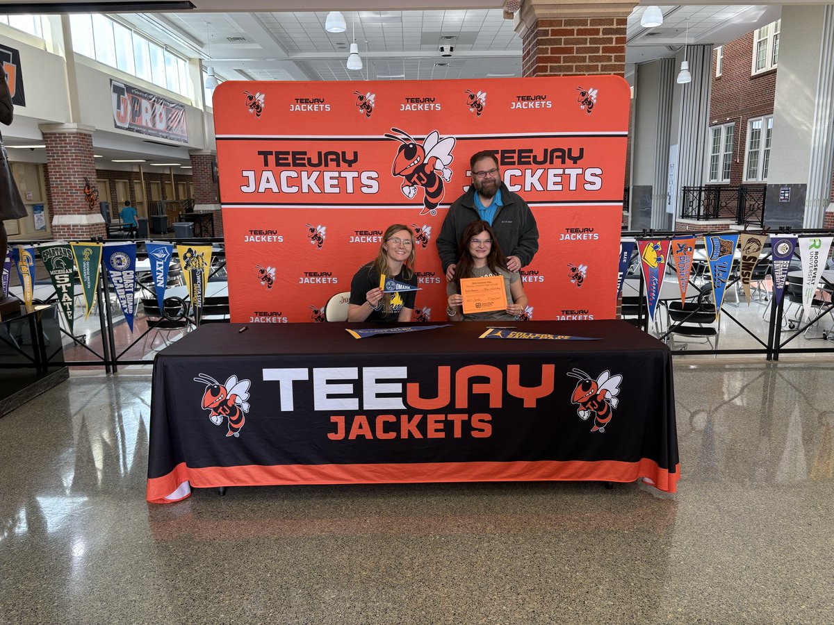 CollegeCoachTJ's tweet photo. National Decision Day! @TJHSAthletics is celebrating our SENIORS! @of_marys 🖤🧡🎓🐝🧡🖤 #CBProud #AchieveMore #TJPride #IowaDecides2026 https://t.co/ptyB5UMFrd