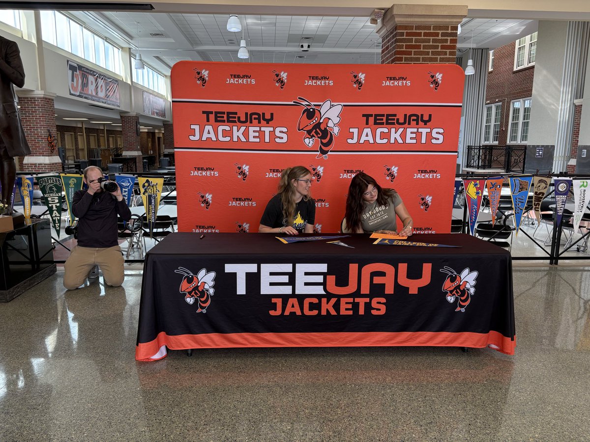CollegeCoachTJ's tweet photo. National Decision Day! @TJHSAthletics is celebrating our SENIORS! @of_marys 🖤🧡🎓🐝🧡🖤 #CBProud #AchieveMore #TJPride #IowaDecides2026 https://t.co/ptyB5UMFrd