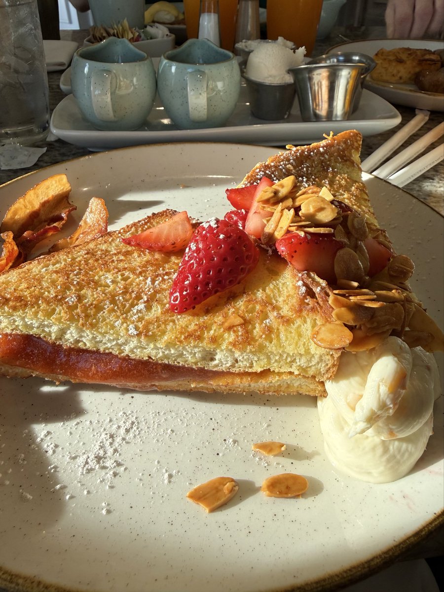 marthnick's tweet photo. @mariannwolfebe1 @imderekbell Highly recommend the POG French Toast https://t.co/11nt0qsqBR