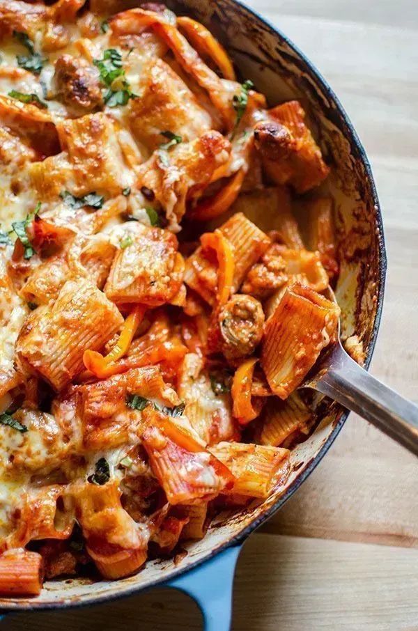 Living_Lou's tweet image. Sausage pasta is the perfect cheesy comfort food that’s ready in 45 minutes.

Take out the pasta, olive oil, hot Italian sausage, red peppers, chili flakes, marinara sauce, mozzarella cheese, basil... and follow the recipe!

RECIPE: buff.ly/2pjmf7C
#easyrecipe #delicious