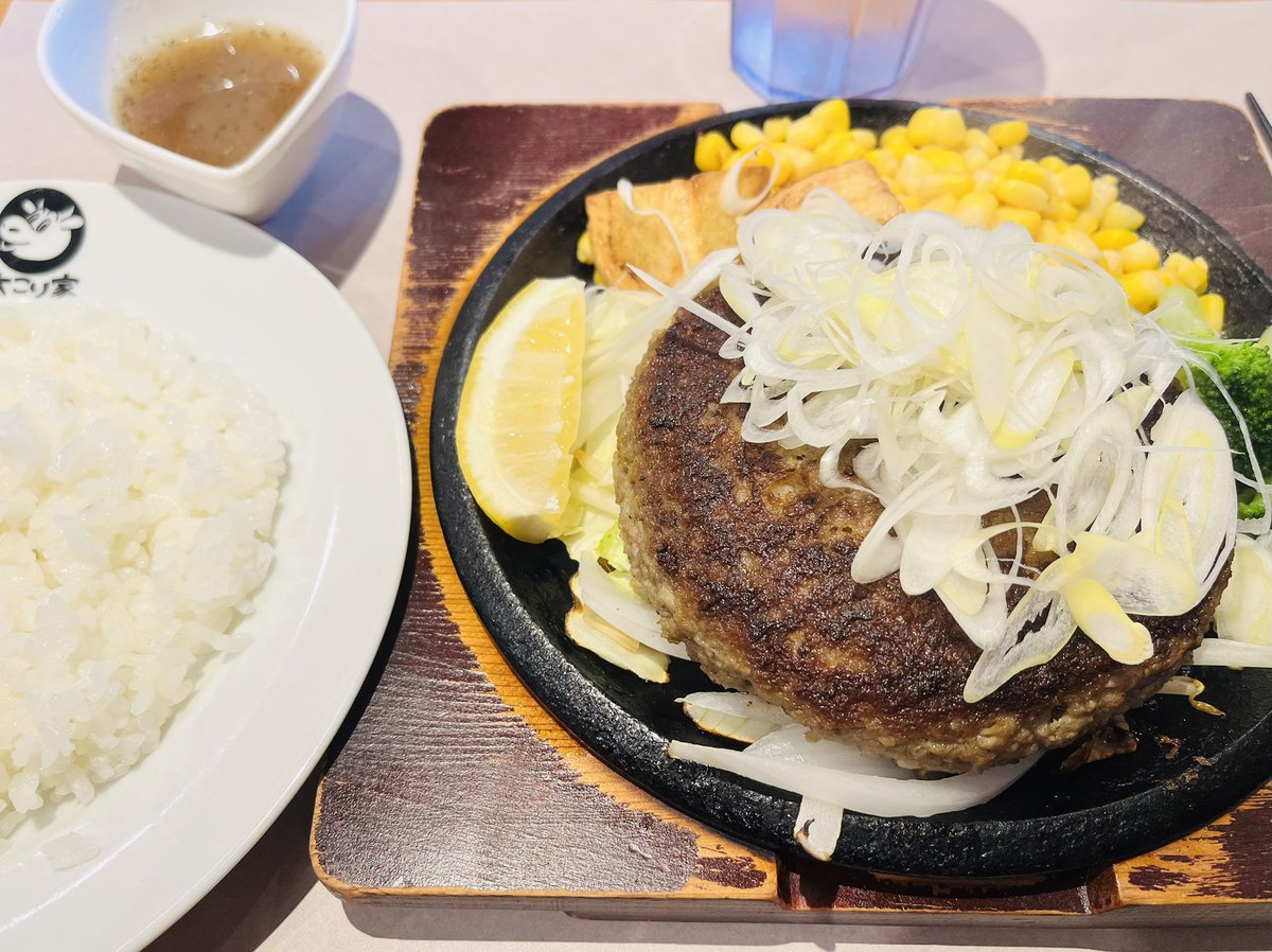 maromaryo's tweet photo. お昼は
木こり屋のネギ塩ハンバーグ
めちゃ柔らかくペロリ
これもアリだけど
噛みごたえのある
よく焼きハンバーグも好き https://t.co/QHB1BwSz27