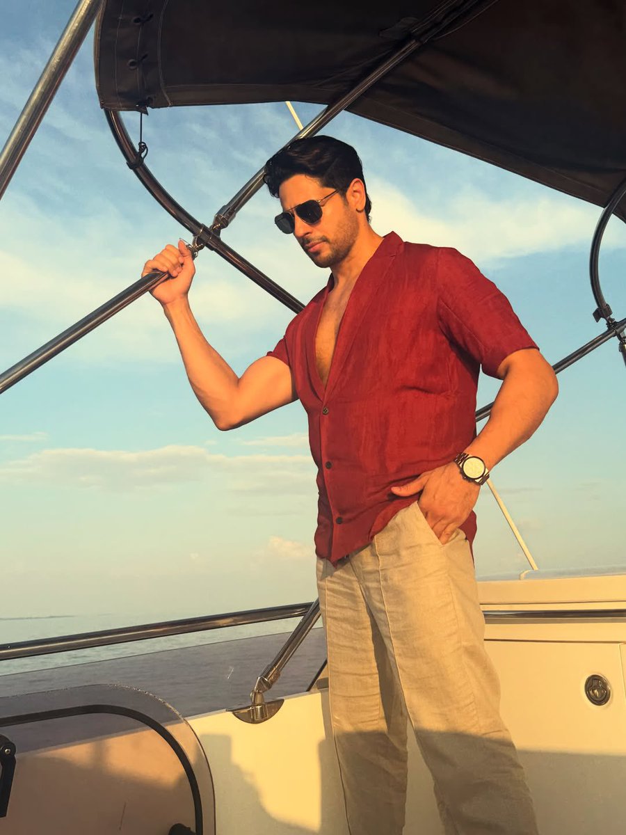 IIFA's tweet image. Glimpses of all the fun, laughter and chill moments from Sidharth Malhotra’s dreamy vacation with family ✨

#IIFA #Bollywood #SidharthMalhotra #KiaraAdvani