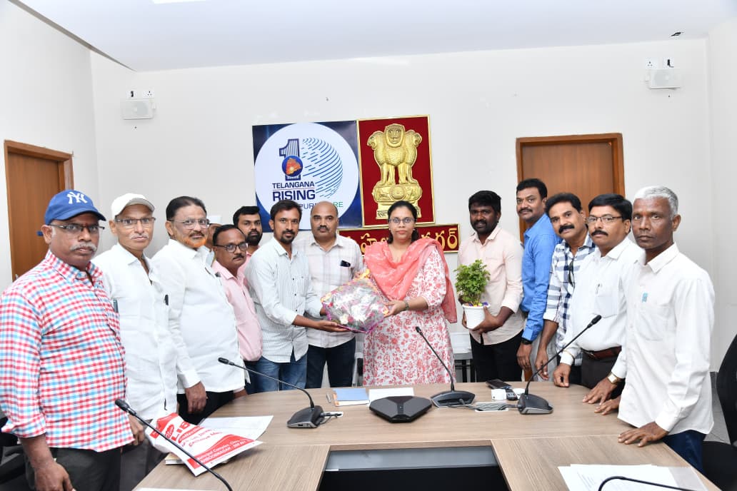 Collector_MBNR's tweet photo. మహబూబ్‌నగర్‌లో జిల్లా మీడియా అక్రిడేషన్ కమిటీ (DMAC) తొలి సమావేశం జిల్లా కలెక్టర్ శ్రీమతి ఖుష్బూ గుప్తా IAS గారి ఆధ్వర్యంలో నిర్వహించారు. అర్హులైన జర్నలిస్టులకు పారదర్శకంగా అక్రిడేషన్ కార్డులు జారీ చేయనున్నట్లు తెలిపారు. మార్గదర్శకాలు, ప్రక్రియపై సభ్యులతో చర్చించారు.

#DMAC #MediaAccreditation #Mahabubnagar #Telangana
@TelanganaCMO @TelanganaCS