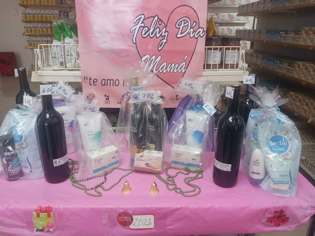 👌Centro Comercial en Trinidad, muestra una adecuada imagen comercial y oferta estuches de regalos, a propósito de iniciar la celebración por la #CampañaDeLasMadres🌹. 
.
#GenteQueSuma
#TrabajadoresProtagonistas