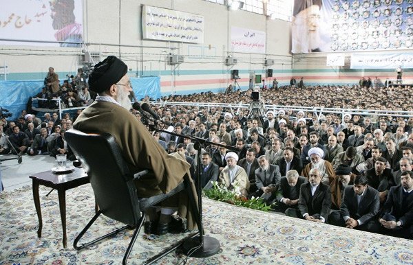 سال ۸۴، کرمان؛ رهبری با حضورشان، به مردم فهماندند که در این مسیر تنها نیستند و حامی قوی دارند.
#جان_کرمان
