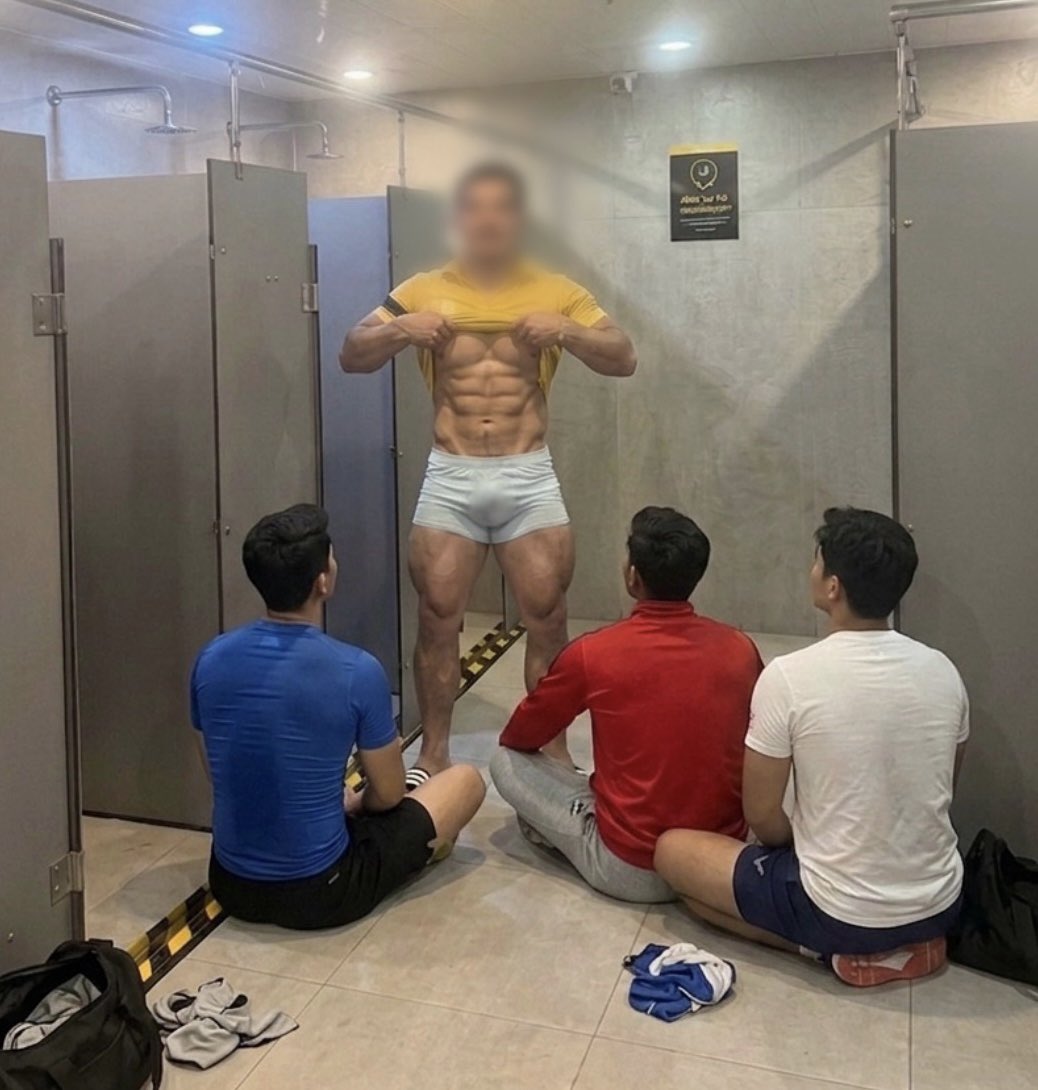 Antes de la ducha, les muestro a los alumnos mis abdominales en el baño del trabajo 😏🚿

Before the shower, I show the students my abs in the work bathroom 😏🚿

Mira todos los contenidos en mi (See all the contents in my) Telegram y Onlyfans 🔥
onlyfans.com/randyperu30