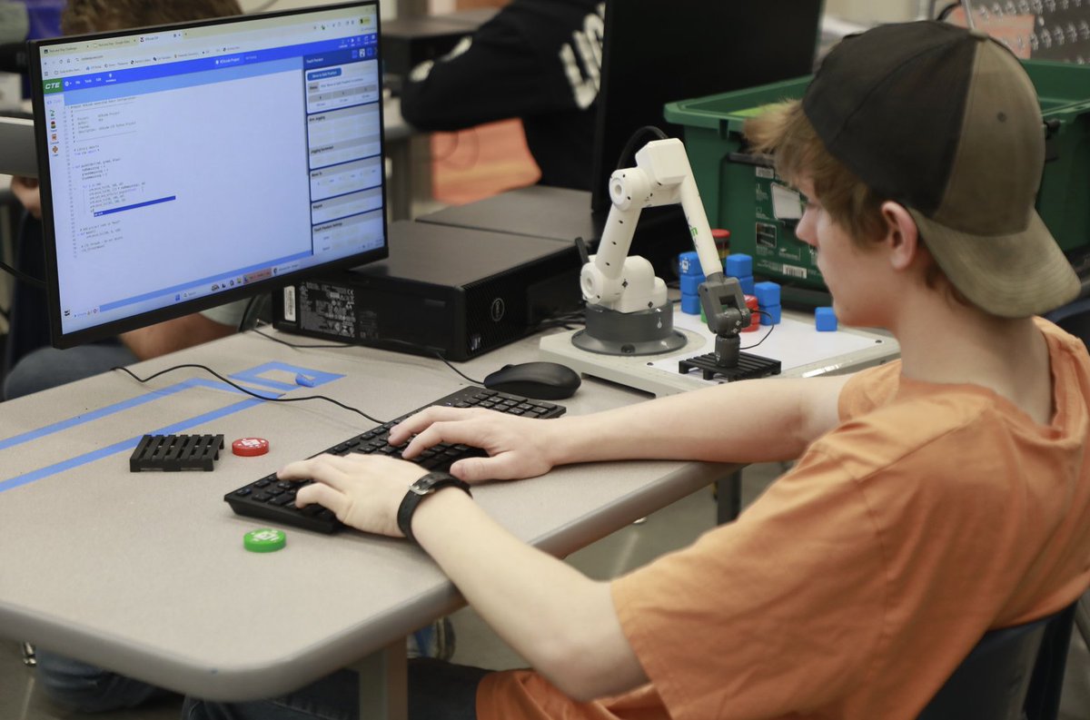 lps_cte's tweet photo. Grizzlies Gain Robotics Knowledge With New High-Tech Tools

LPS Robotics 2 students get the opportunity to program a 6-Axis Robotic Arm highlighting how automoation is increasing in manufacturing.

LPS News Article:  https://t.co/25CDnV3te4
Video:  https://t.co/O0TToAEXLn https://t.co/Uuxr2rlAUX