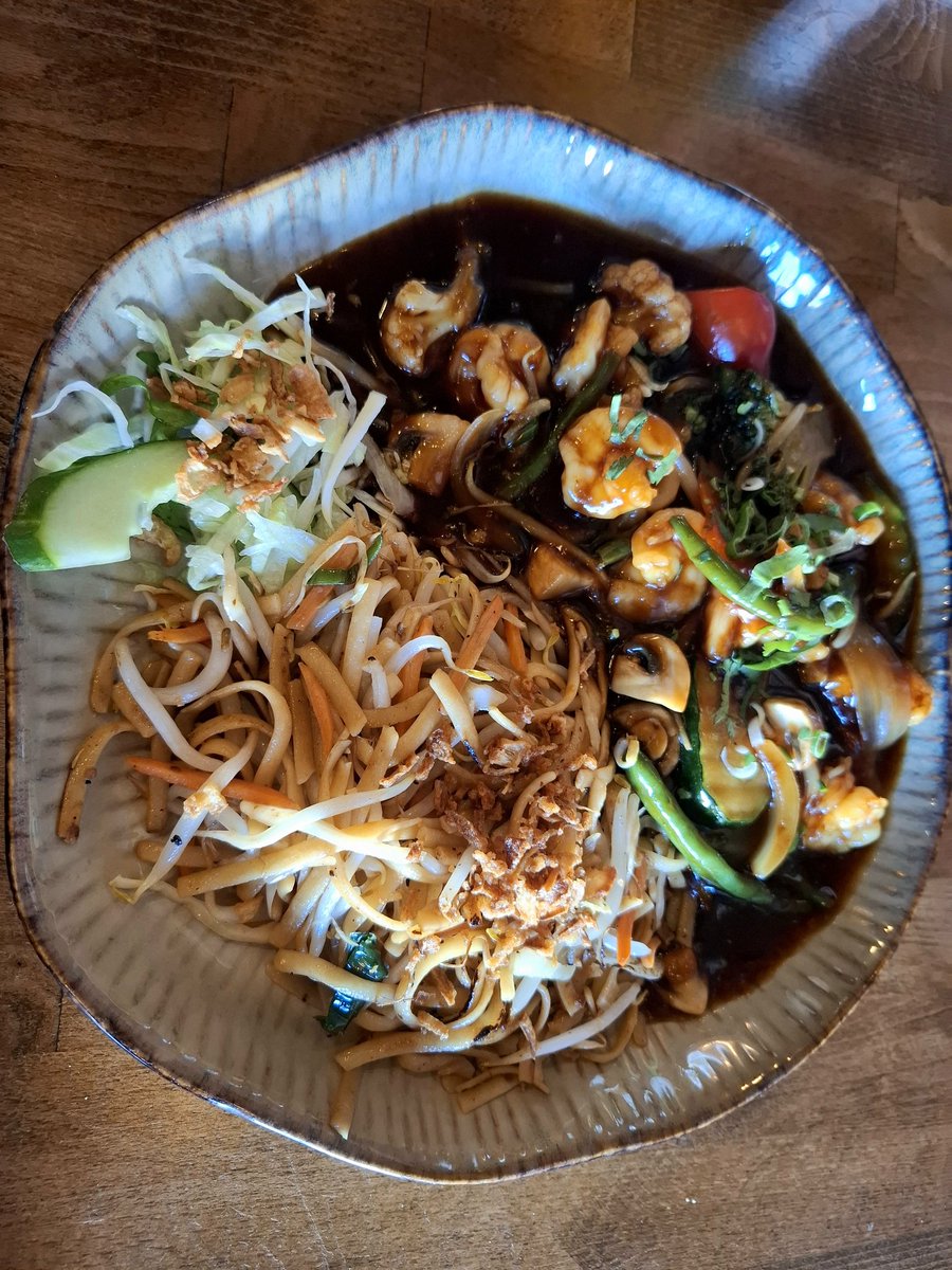 gph1228's tweet image. A day off is also a bit of a day for indulging. Having a bike ride and then ended up the day in a restaurant. 😁
Now it’s time to give fuel for my soul before I head home.
Savor the love in every bite - Chopsuey mit Garnelen. 😋
Einen schönen Abend.  🙏🏽🍀
#SoulFood #Abendessen