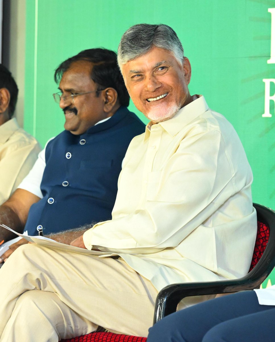 naralokesh's tweet photo. అమరావతిలోని సీఆర్డీయే కార్యాలయంలో మంత్రులు, కార్యదర్శులు, విభాగాధిపతులకు ‘డిన్నర్ విత్ ద రియల్ విన్నర్స్’ పేరుతో నిర్వహించిన సీఎం గారి ఆత్మీయ విందు సమావేశంలో పాల్గొని ప్రసంగించాను. గత 22 నెలల్లో ఏపీ సాధించిన విజయాలు మరే రాష్ట్రం సాధించలేదు. టీమ్ గా పనిచేసి లక్ష్యాలను సాధించేందుకు సిద్ధంగా ఉన్నాం. చరిత్ర సృష్టించడానికే మనం ఇక్కడ ఉన్నాం. 2024-29 పాలన గురించి గొప్పగా చెప్పుకునేలా పనిచేస్తాం.