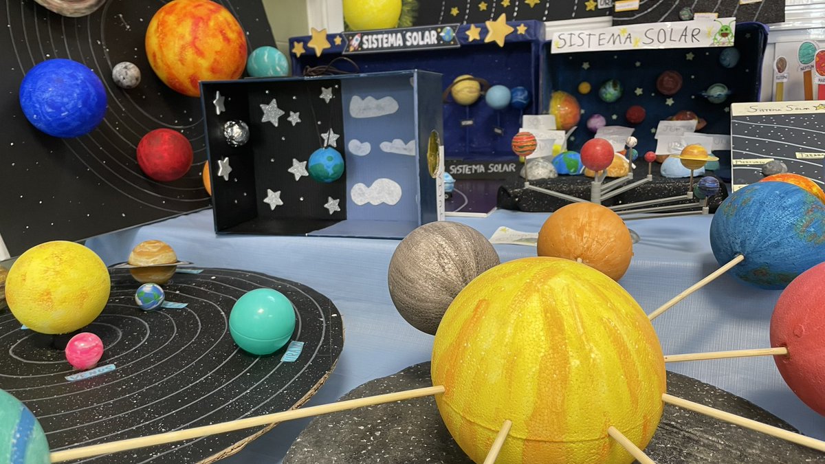 ELMARINAESCOBAR's tweet photo. 🪐✨ ¡El Sistema Solar cobró vida en 2º de Primaria!
Nuestros alumnos han creado unos maquetas espectaculares con mucho cariño, imaginación y esfuerzo. 🌟
¡Mirad qué detalle y qué colorido! ¡Orgullosos de su trabajo lo comparten con todos! https://t.co/kxXKnFS4A1